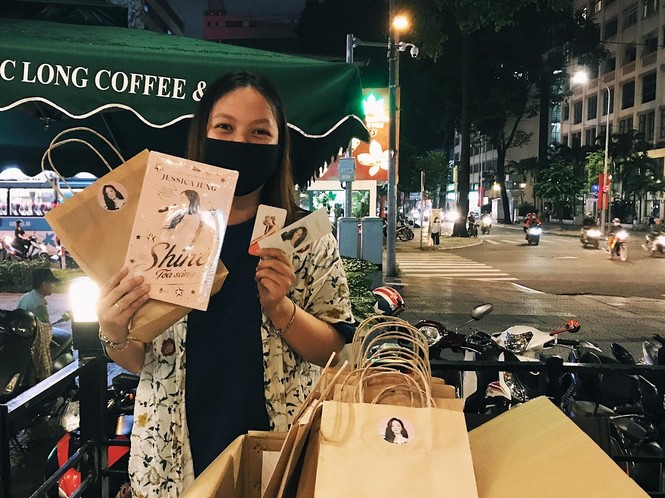 “Shine” của Jessica Jung: Fan háo hức cầm trên tay những cuốn sách đầu tiên - ảnh 2