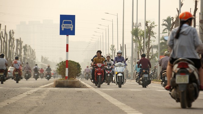 Ô tô, xe máy 'đi theo sở thích' trên đường nghìn tỷ giữa Thủ đô - ảnh 7