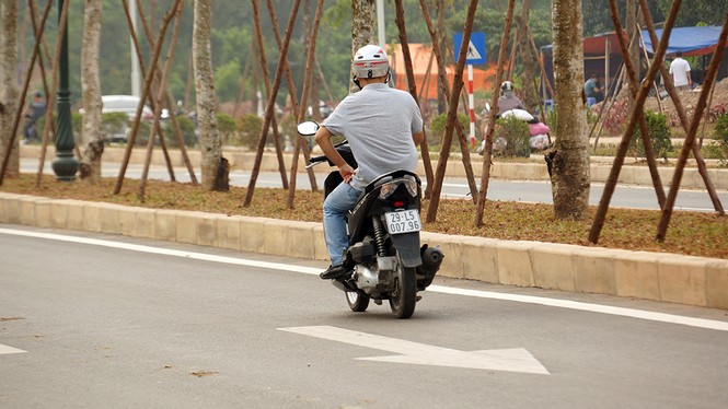 Ô tô, xe máy 'đi theo sở thích' trên đường nghìn tỷ giữa Thủ đô - ảnh 8