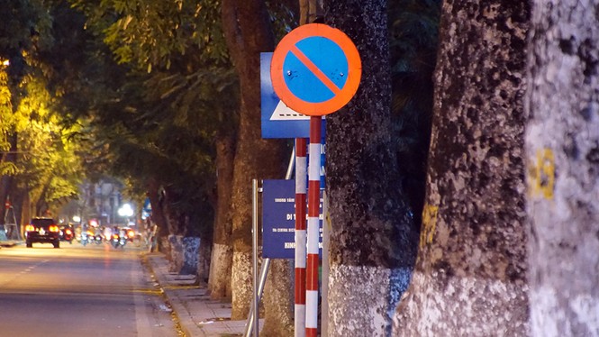Biển báo giao thông 'thách thức' người đi đường Thủ đô - ảnh 12