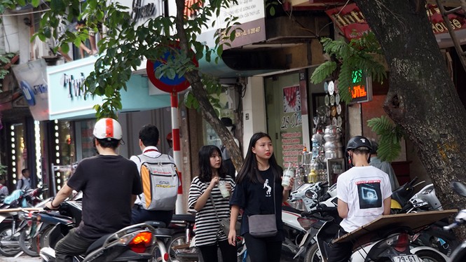 Biển báo giao thông 'thách thức' người đi đường Thủ đô - ảnh 2