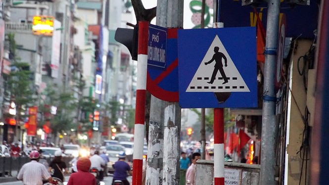 Biển báo giao thông 'thách thức' người đi đường Thủ đô - ảnh 5