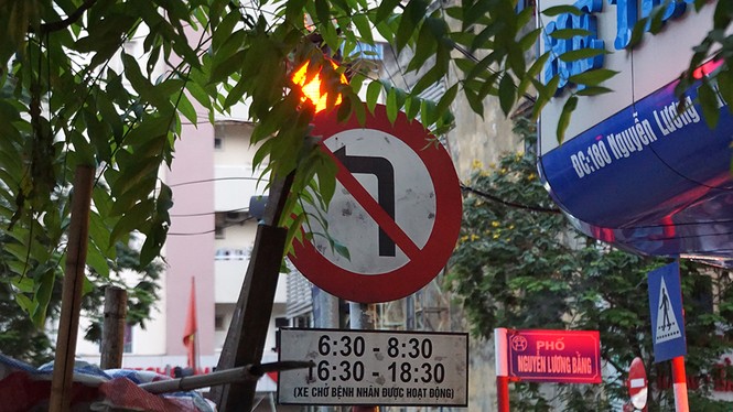 Biển báo giao thông 'thách thức' người đi đường Thủ đô - ảnh 7