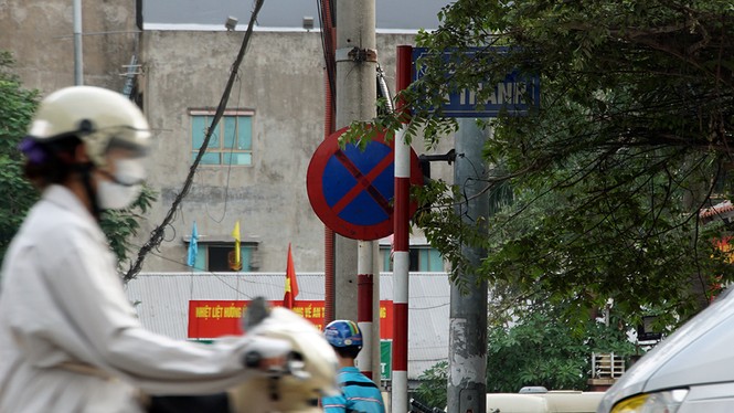 Biển báo giao thông 'thách thức' người đi đường Thủ đô - ảnh 9