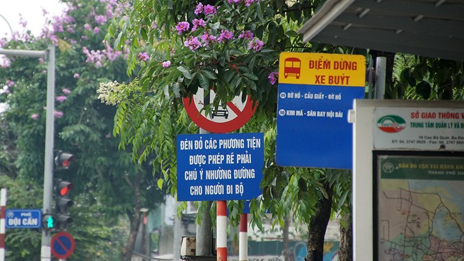 Biển báo giao thông 'thách thức' người đi đường Thủ đô - ảnh 11
