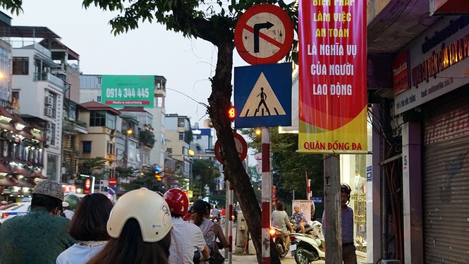 Biển báo giao thông 'thách thức' người đi đường Thủ đô - ảnh 13