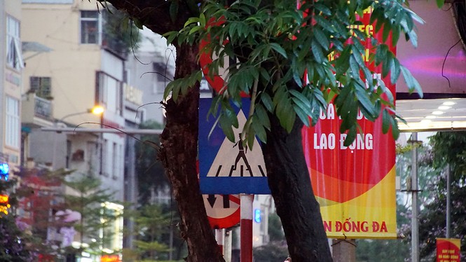 Biển báo giao thông 'thách thức' người đi đường Thủ đô - ảnh 14