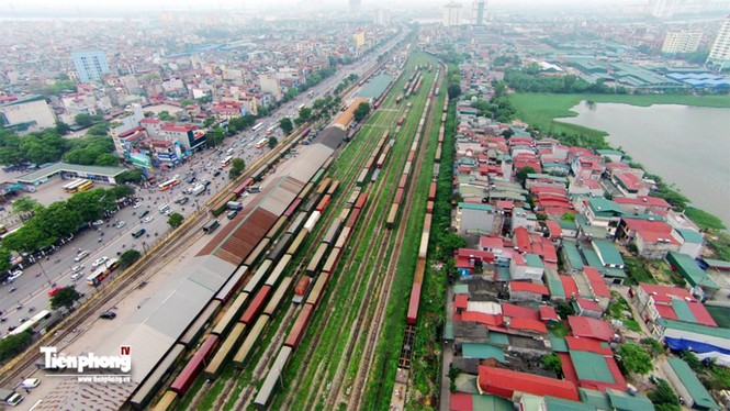 Cận cảnh tuyến đường sắt chạy xuyên nội đô - ảnh 2