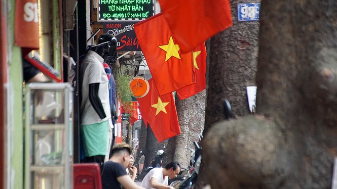 Phố phường Hà Nội rực rỡ cờ đỏ sao vàng mừng ngày thống nhất - ảnh 11