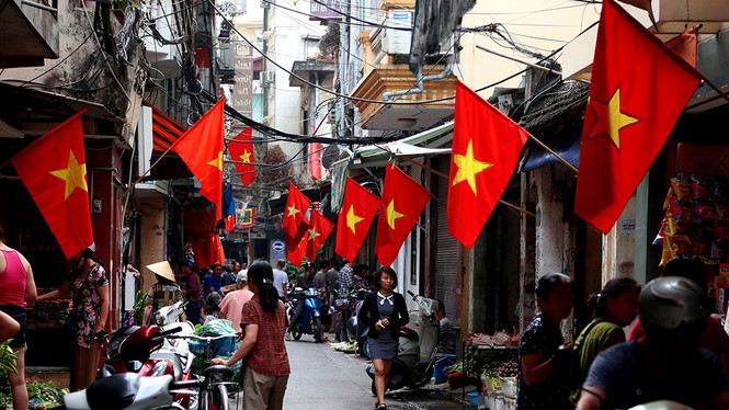 Phố phường Hà Nội rực rỡ cờ đỏ sao vàng mừng ngày thống nhất - ảnh 13
