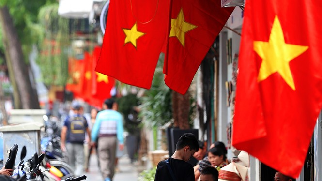 Phố phường Hà Nội rực rỡ cờ đỏ sao vàng mừng ngày thống nhất - ảnh 14
