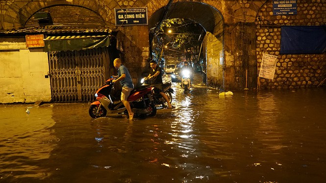Phố biến thành sông, cuộc sống người dân phố cổ đảo lộn sau cơn mưa - ảnh 8