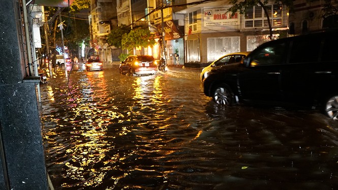Phố biến thành sông, cuộc sống người dân phố cổ đảo lộn sau cơn mưa - ảnh 10