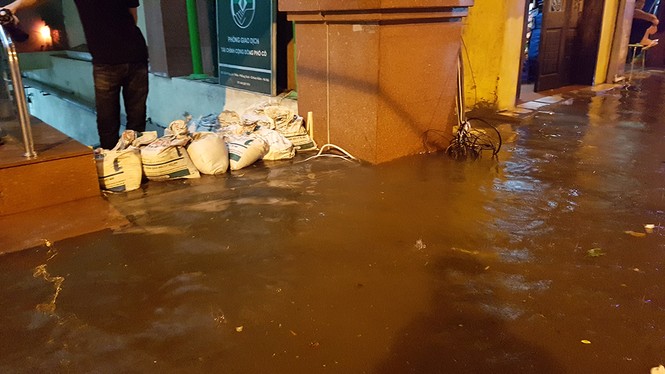 Phố biến thành sông, cuộc sống người dân phố cổ đảo lộn sau cơn mưa - ảnh 11