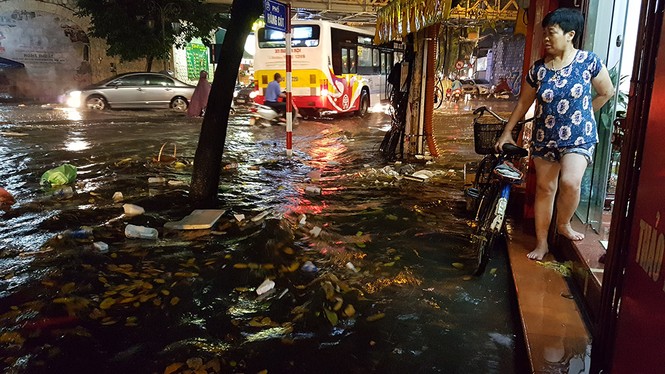 Phố biến thành sông, cuộc sống người dân phố cổ đảo lộn sau cơn mưa - ảnh 13