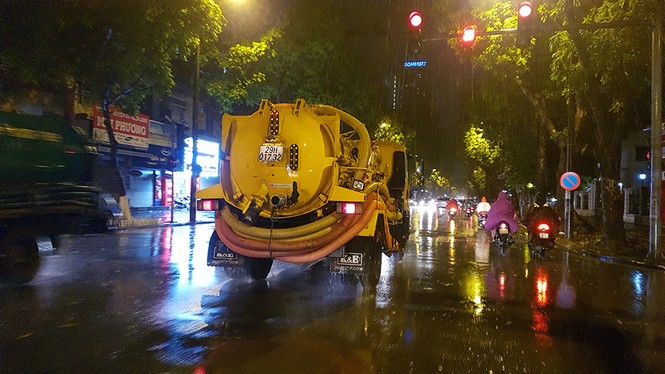 Phố biến thành sông, cuộc sống người dân phố cổ đảo lộn sau cơn mưa - ảnh 14