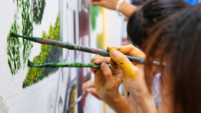 Biến những bức tường cũ nát trong khu dân cư thành con phố tranh - ảnh 7