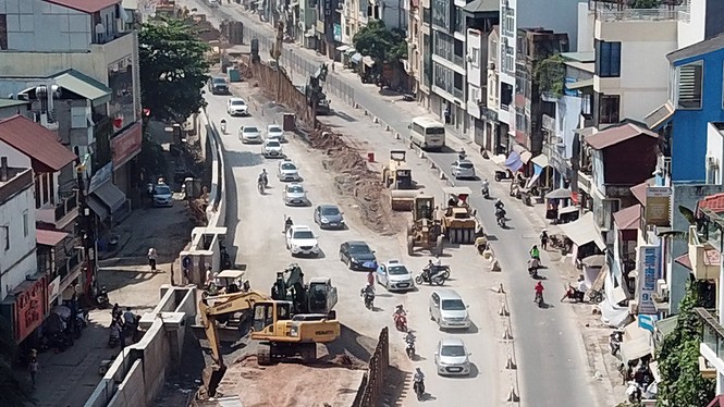 Người dân khốn khổ dưới khói bụi ngày nắng của công trình “rùa bò“ - ảnh 1
