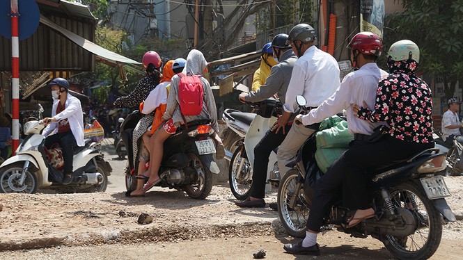 Người dân khốn khổ dưới khói bụi ngày nắng của công trình “rùa bò“ - ảnh 4