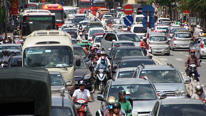 Nhiều tuyến phố trung tâm Hà Nội ùn tắc giữa trưa nắng - ảnh 1