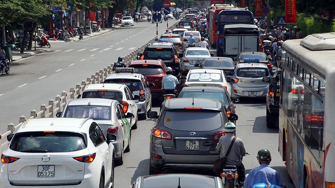 Nhiều tuyến phố trung tâm Hà Nội ùn tắc giữa trưa nắng - ảnh 2