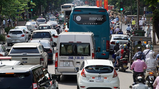 Nhiều tuyến phố trung tâm Hà Nội ùn tắc giữa trưa nắng - ảnh 3