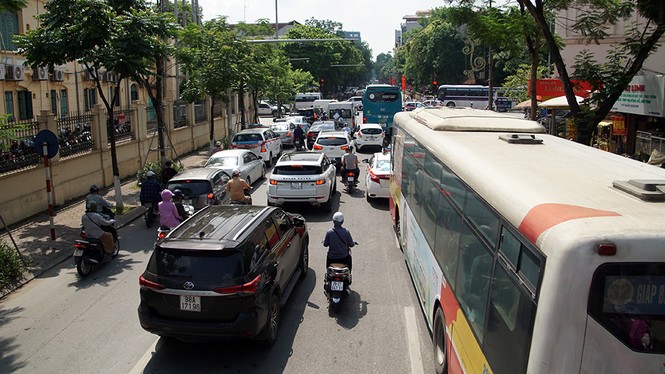 Nhiều tuyến phố trung tâm Hà Nội ùn tắc giữa trưa nắng - ảnh 4