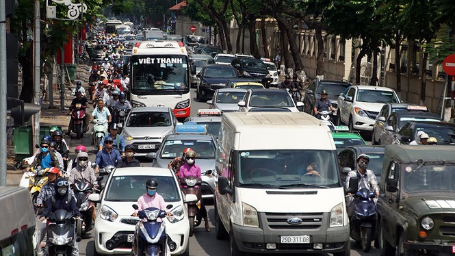 Nhiều tuyến phố trung tâm Hà Nội ùn tắc giữa trưa nắng - ảnh 5