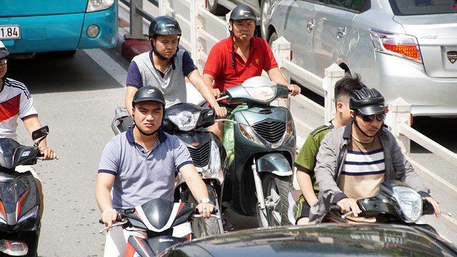 Nhiều tuyến phố trung tâm Hà Nội ùn tắc giữa trưa nắng - ảnh 7
