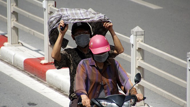 Nhiều tuyến phố trung tâm Hà Nội ùn tắc giữa trưa nắng - ảnh 10