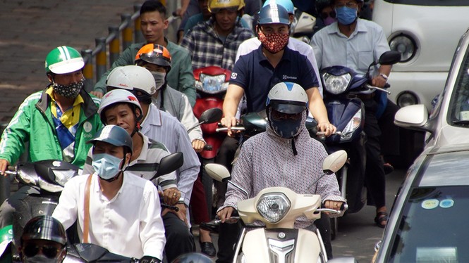 Nhiều tuyến phố trung tâm Hà Nội ùn tắc giữa trưa nắng - ảnh 12