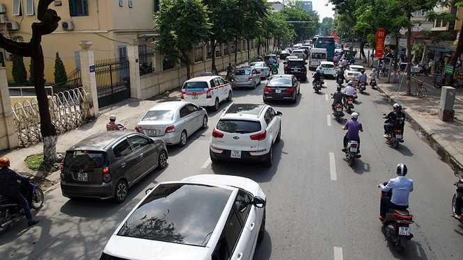 Nhiều tuyến phố trung tâm Hà Nội ùn tắc giữa trưa nắng - ảnh 13