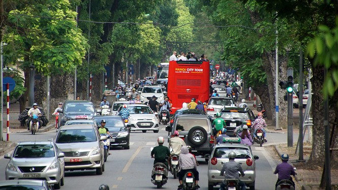 Nhiều tuyến phố trung tâm Hà Nội ùn tắc giữa trưa nắng - ảnh 14