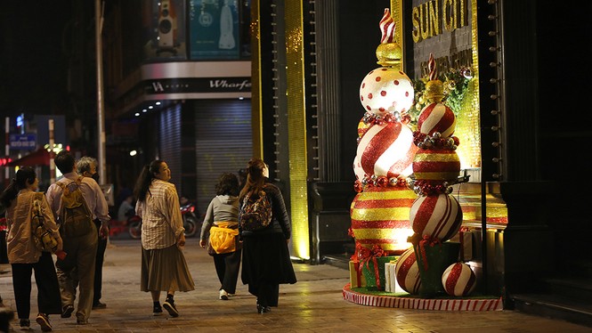 Khắp phố phường Hà Nội đã rạo rực trước mùa Noel - ảnh 2