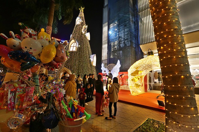 Khắp phố phường Hà Nội đã rạo rực trước mùa Noel - ảnh 14