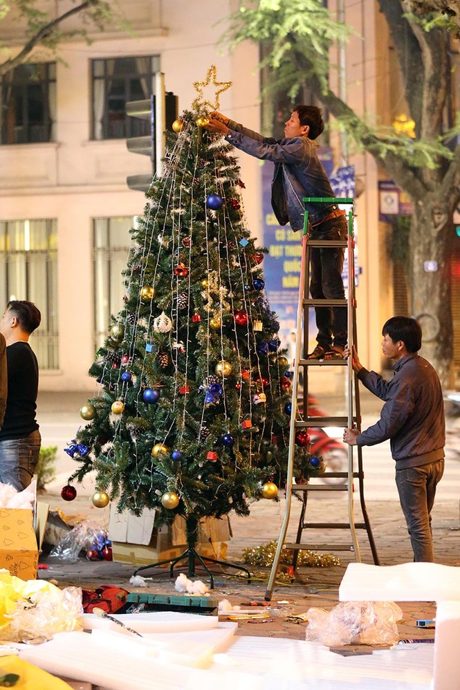 Khắp phố phường Hà Nội đã rạo rực trước mùa Noel - ảnh 15