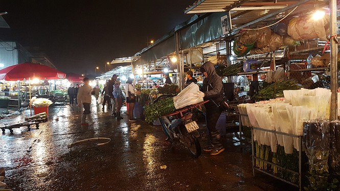 Người lao động nhọc nhằn mưu sinh trong đêm đông mưa rét - ảnh 1