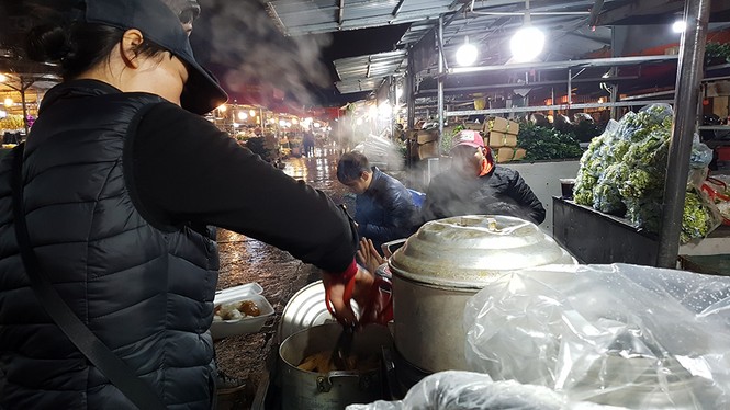 Người lao động nhọc nhằn mưu sinh trong đêm đông mưa rét - ảnh 2