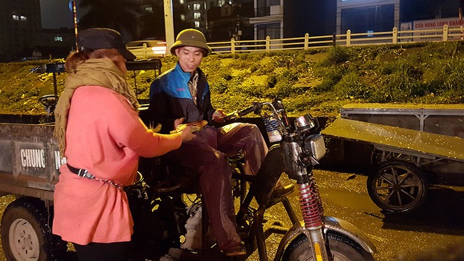 Người lao động nhọc nhằn mưu sinh trong đêm đông mưa rét - ảnh 5