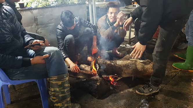 Người lao động nhọc nhằn mưu sinh trong đêm đông mưa rét - ảnh 7
