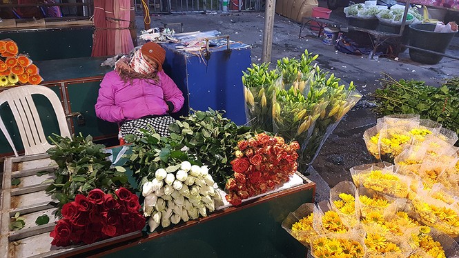 Người lao động nhọc nhằn mưu sinh trong đêm đông mưa rét - ảnh 9