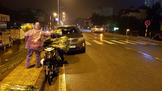 Người lao động nhọc nhằn mưu sinh trong đêm đông mưa rét - ảnh 10