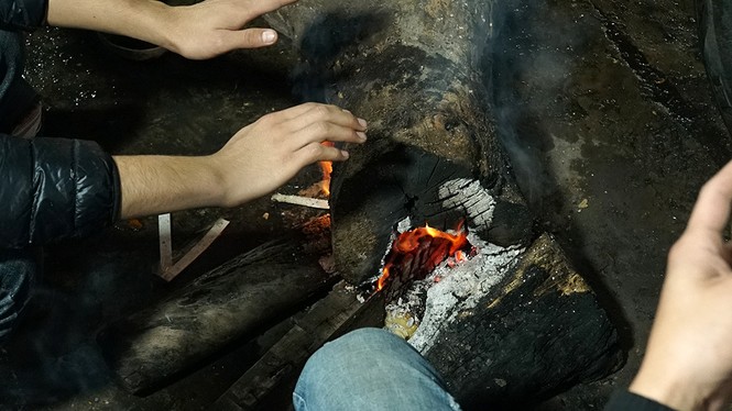 Người lao động nhọc nhằn mưu sinh trong đêm đông mưa rét - ảnh 11
