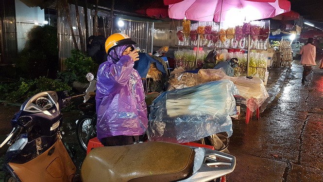 Người lao động nhọc nhằn mưu sinh trong đêm đông mưa rét - ảnh 12