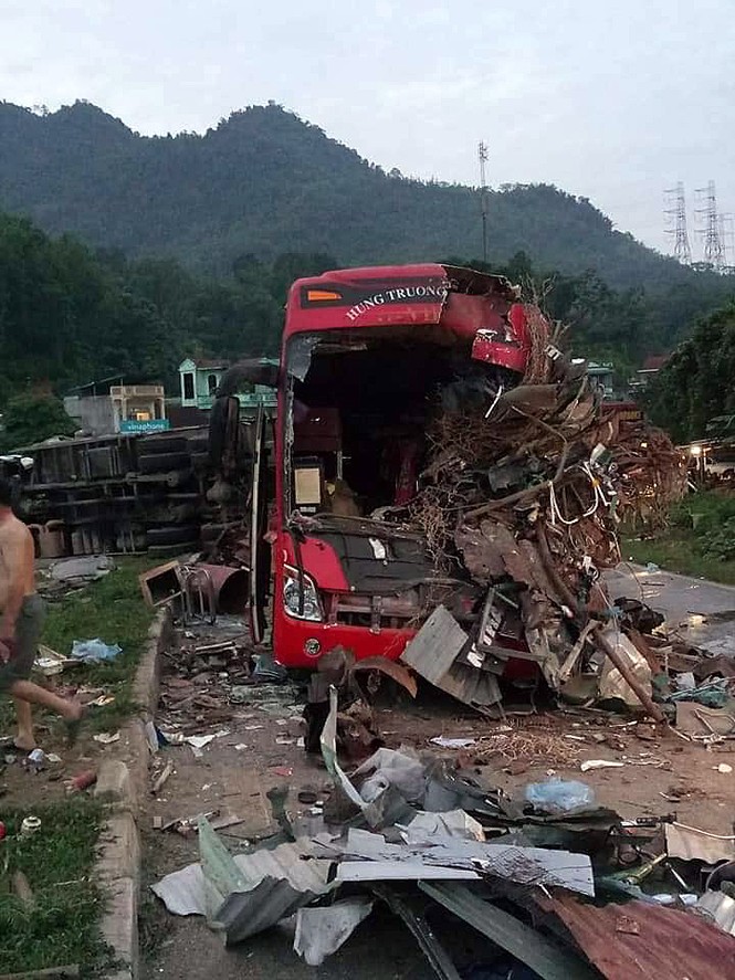 Hiện trường tai nạn kinh hoàng khiến 40 người thương vong ở Hòa Bình - ảnh 3