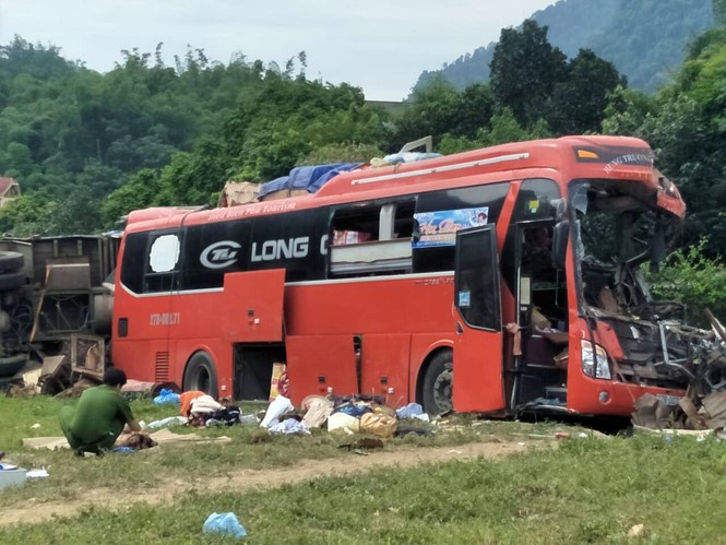 Hiện trường tai nạn kinh hoàng khiến 40 người thương vong ở Hòa Bình - ảnh 7