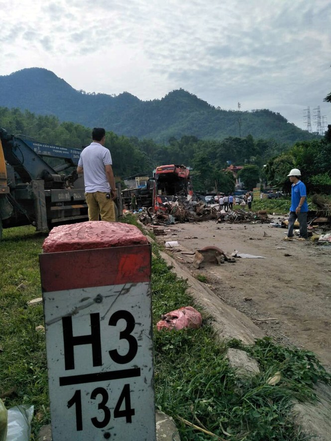 Hiện trường tai nạn kinh hoàng khiến 40 người thương vong ở Hòa Bình - ảnh 8