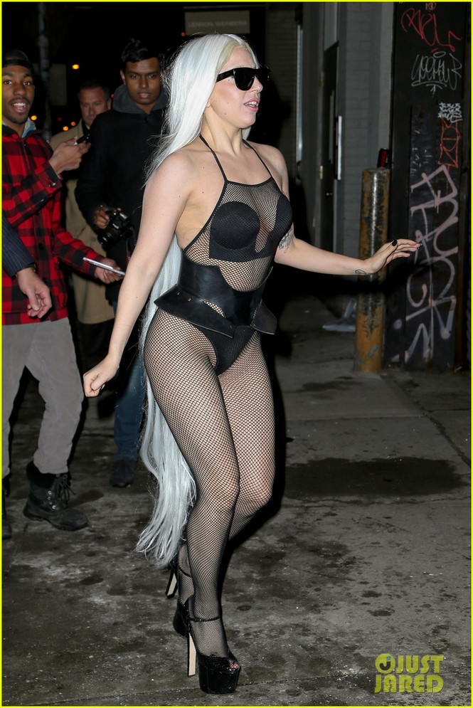 Lady Gaga mặc áo lưới khoe nội y giữa trời rét - ảnh 1