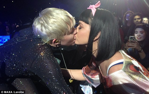 Miley Cyrus 'khóa môi' bạn đồng giới gây sốc - ảnh 1