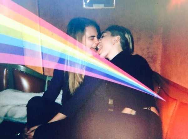 Miley Cyrus 'khóa môi' bạn đồng giới gây sốc - ảnh 5